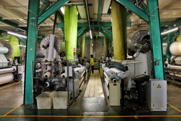 高阳已成为国内重要的纺织品制造基地.图为工人在车间监控设备.